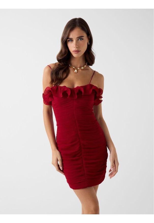 Guess Sukienka codzienna 180339 Czerwony Classic Fit. Okazja: na co dzień. Kolor: czerwony. Typ sukienki: proste. Styl: casual