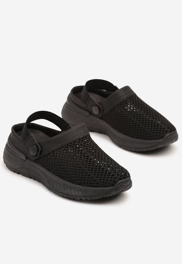 Born2be - Czarne Klapki z Ażurową Cholewką i Paskiem na Piętę Tillavella. Okazja: na co dzień. Nosek buta: okrągły. Kolor: czarny. Materiał: jeans. Wzór: ażurowy. Obcas: na obcasie. Styl: klasyczny, elegancki, casual. Wysokość obcasa: niski