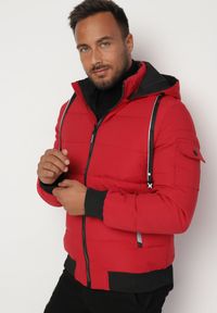 Born2be - Czerwona Pikowana Kurtka z Odpinanym Kapturem Amiotte. Kolor: czerwony. Wzór: aplikacja #4