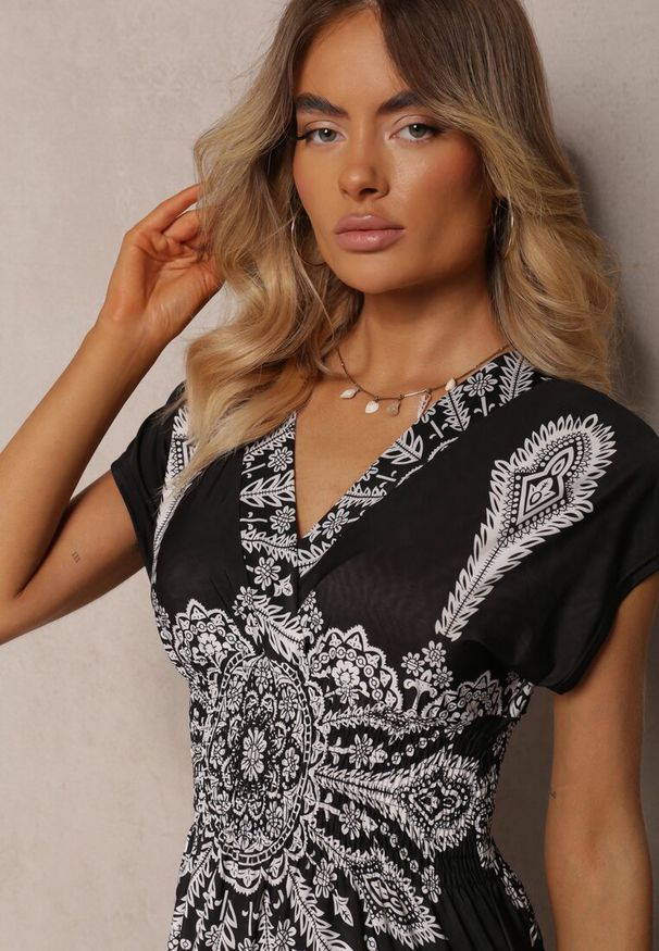 Renee - Czarna Letnia Sukienka z Gumką w Pasie Kopertową Górą i Ornamentalnym Printem Avilepea. Kolor: czarny. Długość rękawa: krótki rękaw. Wzór: nadruk. Sezon: lato. Typ sukienki: kopertowe