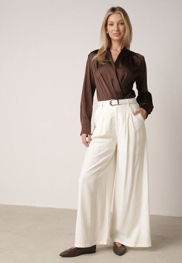 Born2be - Białe Szerokie Spodnie Wiskozowe w Garniturowym Stylu z Paskiem Qera. Okazja: na co dzień. Kolor: biały. Materiał: wiskoza. Styl: casual, elegancki, klasyczny