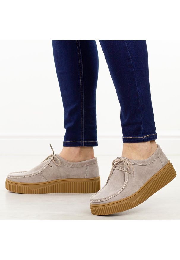 Beżowe skórzane półbuty damskie Filippo Dp7500/26. Okazja: na co dzień. Nosek buta: okrągły. Zapięcie: sznurówki. Kolor: beżowy. Materiał: skóra, zamsz. Szerokość cholewki: normalna. Sezon: jesień, wiosna. Styl: klasyczny, casual, elegancki