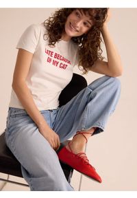 Reserved - T-shirt z napisem - biały. Kolor: biały. Materiał: dzianina, bawełna. Wzór: napisy #1