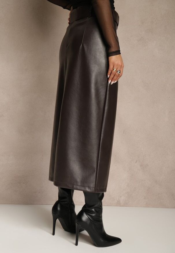 Renee - Brązowa Ołówkowa Spódnica z Imitacji Skóry z Paskiem z Wyrazistą Klamrą Rewedana. Kolor: brązowy. Materiał: skóra. Długość: krótkie. Styl: elegancki