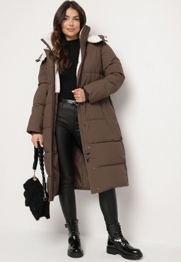 Born2be - Brązowa Długa Kurtka Pikowana z Odpinanym Kapturem i Kieszeniami Etarose. Okazja: na co dzień, na spacer. Kolor: brązowy. Materiał: jeans. Długość: długie. Styl: elegancki, casual