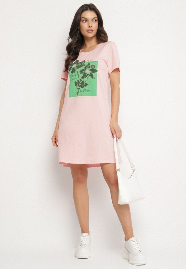 Born2be - Różowa Bawełniana Sukienka o Kroju Typu T-shirt Zdobiona Nadrukiem Nevolira. Okazja: na co dzień. Kolor: różowy. Materiał: bawełna. Wzór: nadruk, aplikacja. Styl: casual, elegancki, klasyczny