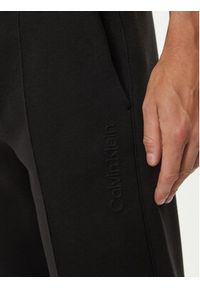 Calvin Klein Spodnie materiałowe K10K113661 Czarny Regular Fit. Kolor: czarny. Materiał: bawełna #5