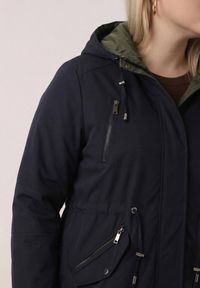 Born2be - Granatowo-Zielona Dwustronna Kurtka Przejściowa w Stylu Parki z Kapturem Tidala. Okazja: na co dzień. Typ kołnierza: kaptur. Kolekcja: plus size. Kolor: niebieski. Materiał: jeans, materiał, poliester. Wzór: aplikacja. Styl: casual, klasyczny #5