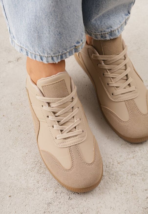 Renee - Ciemnobeżowe Sneakersy z Ozdobnymi Przeszyciami przed Kostkę Redala. Okazja: na co dzień, na imprezę. Wysokość cholewki: przed kostkę. Kolor: beżowy. Materiał: materiał, jeans