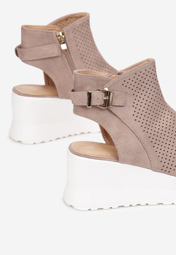 Renee - Ciemnobeżowe Ażurowe Sandały na Koturnie z Noskiem Peep Toe i Odkrytą Piętą Bhanios. Nosek buta: otwarty. Kolor: beżowy. Wzór: ażurowy. Obcas: na koturnie