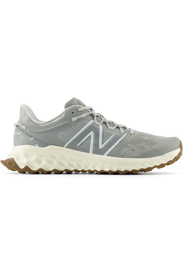 Buty męskie New Balance Fresh Foam Garoé MTGAROEG – szare. Okazja: na co dzień. Kolor: szary. Materiał: syntetyk, guma, materiał. Szerokość cholewki: normalna. Sport: bieganie, fitness