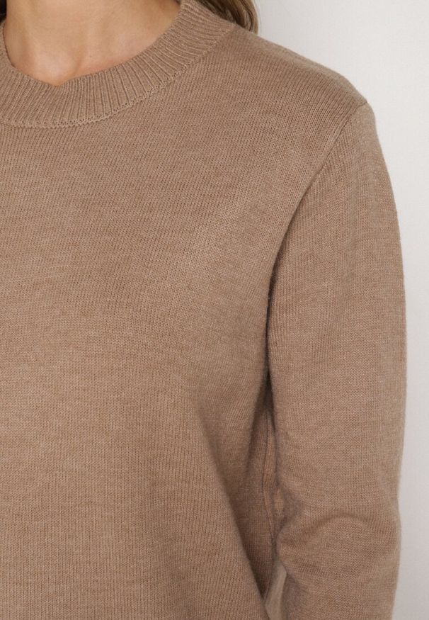 Born2be - Ciemnobeżowy Casualowy Sweter z Wełną i Bawełną Nedalla. Okazja: na co dzień. Kolor: beżowy. Materiał: wełna, bawełna. Długość rękawa: długi rękaw. Długość: długie. Styl: casual