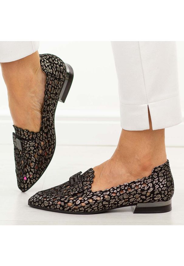 Czarne ażurowe skórzane półbuty damskie Cambell 35307. Okazja: na co dzień. Kolor: czarny. Materiał: skóra. Szerokość cholewki: normalna. Wzór: ażurowy. Sezon: wiosna, lato. Obcas: na obcasie. Styl: wizytowy, casual, klasyczny, elegancki