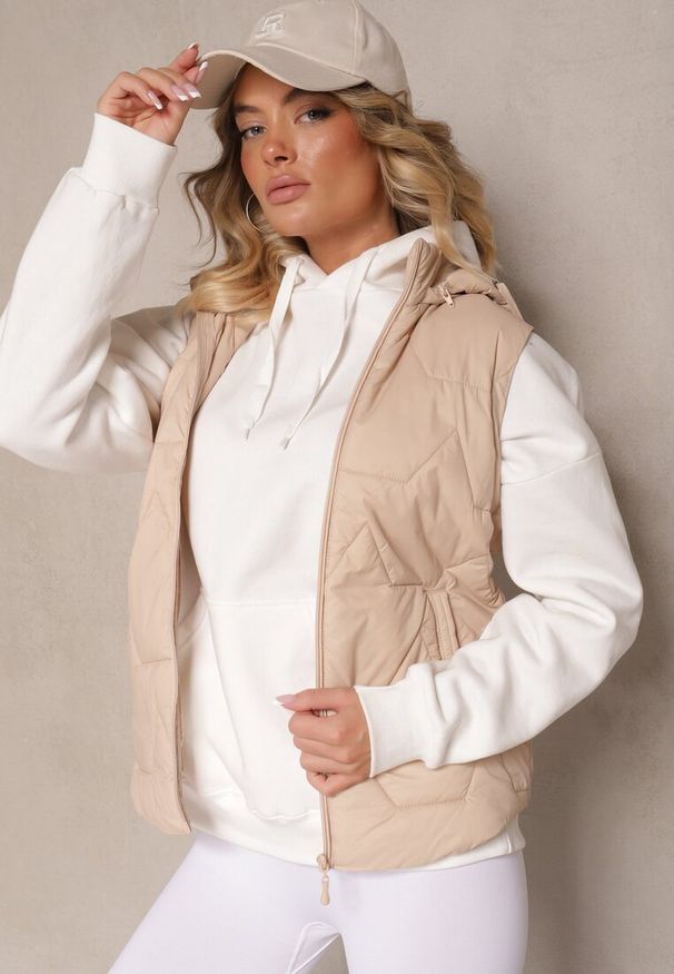 Renee - Ciemnobeżowa Pikowana Kamizelka z Odpinanym Kapturem Falidi. Okazja: na co dzień, na spacer. Typ kołnierza: kaptur. Kolor: beżowy. Materiał: jeans. Styl: casual, elegancki