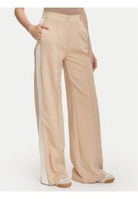 Guess Spodnie materiałowe V6YB26 K5139 Beżowy Relaxed Fit. Kolor: beżowy. Materiał: bawełna #1