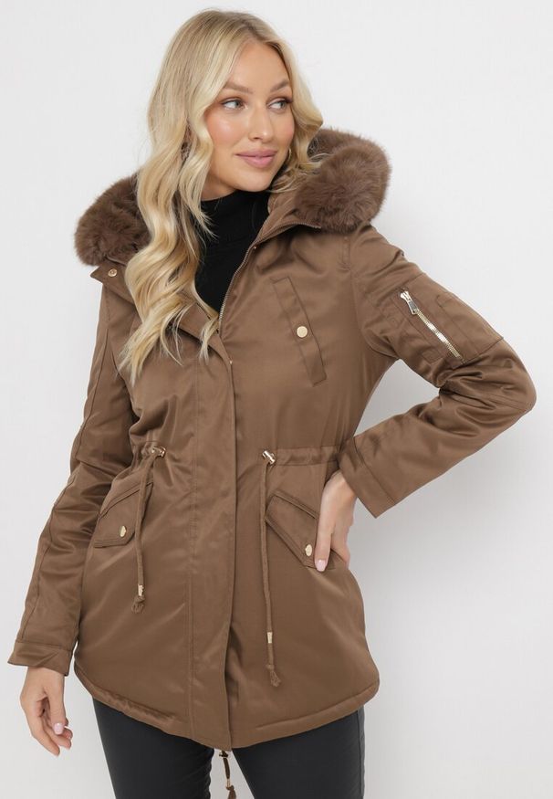 Born2be - Brązowa Kurtka Parka ze Ściągaczem i Kapturem z Futerkiem Kathateia. Kolor: brązowy. Materiał: futro. Sezon: zima