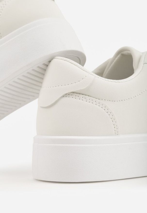 Renee - Białe Sneakersy na Tłoczonej Platformie Zeaninia. Okazja: na co dzień. Kolor: biały. Materiał: jeans. Obcas: na platformie