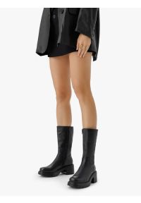 Ryłko - Czarne krótkie kozaki ze skóry licowej. Okazja: na co dzień. Nosek buta: okrągły. Zapięcie: zamek. Kolor: czarny. Szerokość cholewki: normalna. Materiał: skóra. Obcas: na obcasie. Styl: casual. Wysokość obcasa: średni #1