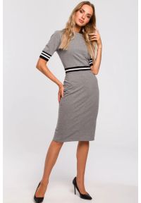Sukienki.shop - Sukienka dzianinowa dopasowana bawełniana z lampasami szara. Okazja: na co dzień, do pracy. Kolor: szary. Materiał: dzianina, bawełna. Typ sukienki: ołówkowe, sportowe. Styl: casual, elegancki, sportowy #1