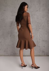 Renee - Brązowa Sukienka VICES o Taliowanym Kroju z Rękawami z Koronki Metirei. Kolor: brązowy. Materiał: koronka. Wzór: koronka. Styl: elegancki #4