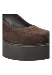Półbuty damskie Karino, ze skóry naturalnej zamszowej z zabudowanym przodem i gładką cholewką fason wsuwany z zaokrąglonym noskiem, brązowe, 5996/015. Okazja: na spotkanie biznesowe. Kolor: brązowy. Materiał: zamsz, skóra. Szerokość cholewki: normalna. Wzór: gładki. Obcas: na platformie. Styl: biznesowy, retro #9