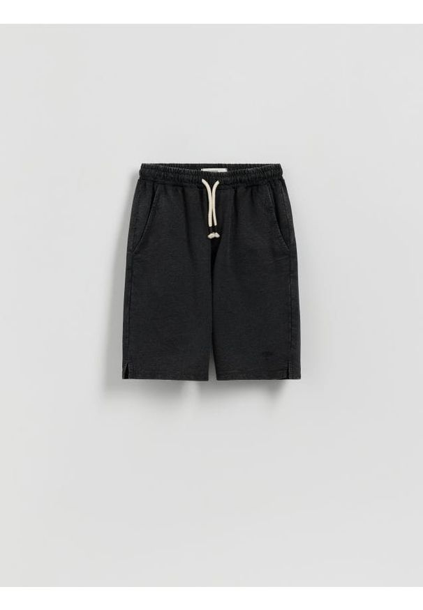 Reserved - Szorty bermudy - czarny. Kolor: czarny. Materiał: dzianina, bawełna