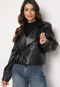 Born2be - Czarna Kurtka Ramoneska z Asymetrycznym Zapięciem na Sprzączkę o Kopertowym Kroju Ivalittes. Okazja: na co dzień. Kolor: czarny. Materiał: jeans. Długość rękawa: długi rękaw. Długość: długie. Styl: casual, elegancki, wizytowy #1