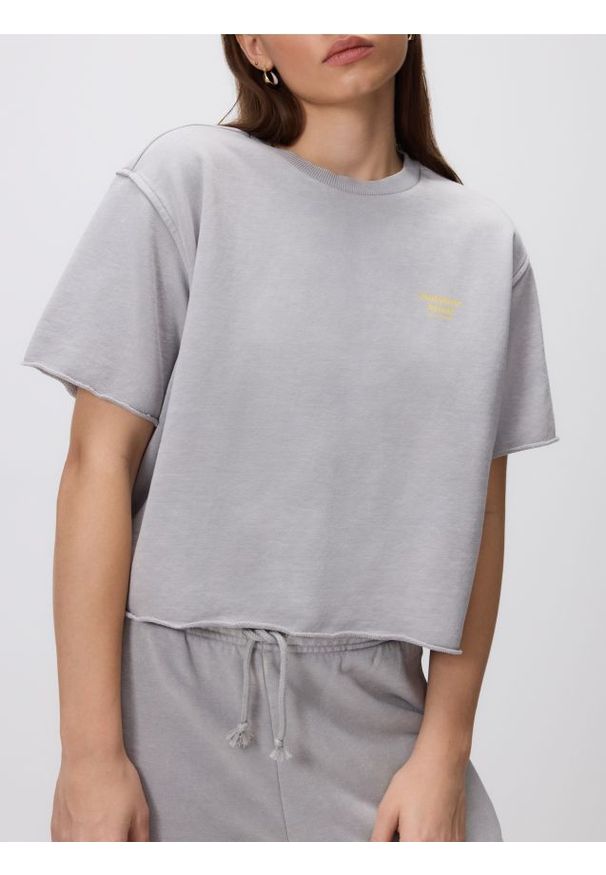 Reserved - Krótki t-shirt z nadrukiem - ciemnoszary. Kolor: szary. Materiał: dzianina, bawełna. Długość: krótkie. Wzór: nadruk