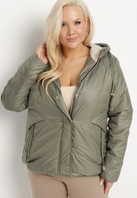 Born2be - Zielona Kurtka Pikowana z Kapturem Karbia. Okazja: na co dzień. Typ kołnierza: kaptur. Kolekcja: plus size. Kolor: zielony. Styl: casual, elegancki #6