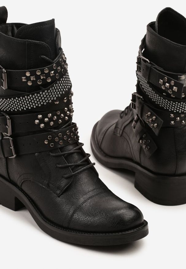Renee - Czarne Botki Workery Ozdobione Nitami i Klamrami Tullavia. Okazja: na co dzień. Zapięcie: klamry. Kolor: czarny. Materiał: jeans, skóra. Wzór: aplikacja. Styl: casual