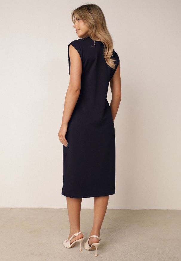 Born2be - Granatowa Sukienka z Wiskozy z Elastycznym Paskiem Ozdobną Klamrą i Guzikami Alcerine. Kolor: niebieski. Materiał: wiskoza. Styl: elegancki, klasyczny