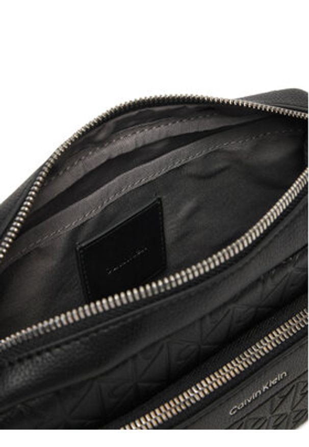 Calvin Klein Saszetka Emblem Emboss Camera Bag LV04D3203G Czarny. Kolor: czarny. Materiał: skóra