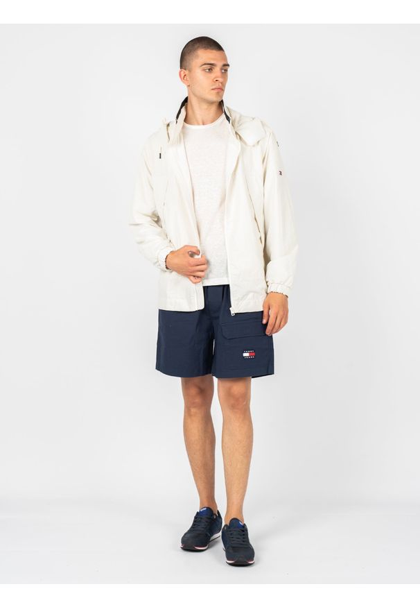 TOMMY HILFIGER - Tommy Jeans Kurtka | DM0DM12442 | Mężczyzna | Kremowy. Okazja: na co dzień. Typ kołnierza: kaptur. Kolor: kremowy. Materiał: poliamid. Wzór: aplikacja. Styl: casual