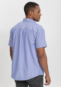 Born2be - Niebiesko-Biała Koszula Othriphi. Okazja: na co dzień. Kolekcja: plus size. Kolor: niebieski. Materiał: jeans, tkanina. Długość rękawa: krótki rękaw. Długość: krótkie. Wzór: paski, gładki. Styl: casual, klasyczny #7