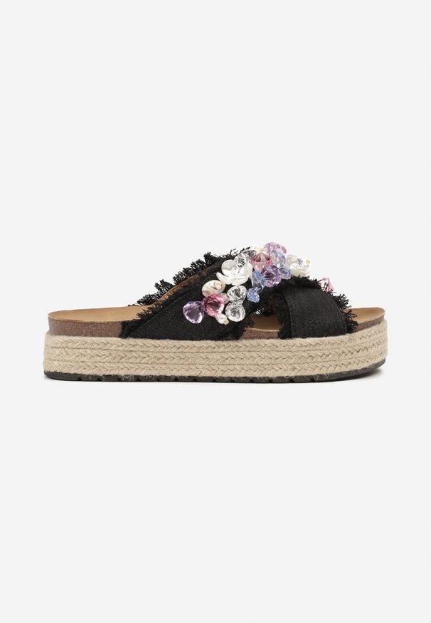 Born2be - Czarne Denimowe Klapki na Grubej Platformie z Plecionką Ozdobione Aplikacjami Rissina. Kolor: czarny. Wzór: aplikacja. Sezon: lato. Obcas: na platformie. Styl: boho, elegancki