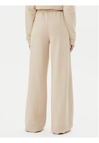 Guess Spodnie dresowe V5GB07 KCRP0 Beżowy Regular Fit. Kolor: beżowy. Materiał: bawełna