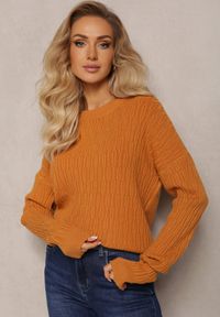 Renee - Brązowy Sweter z Tłoczeniami o Klasycznym Fasonie Sigune. Kolor: brązowy. Wzór: jednolity. Sezon: jesień, zima. Styl: klasyczny #1