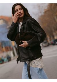 Reserved - Pleciona torebka z imitacji zamszu - ciemnobrązowy. Kolor: brązowy. Materiał: zamszowe #1