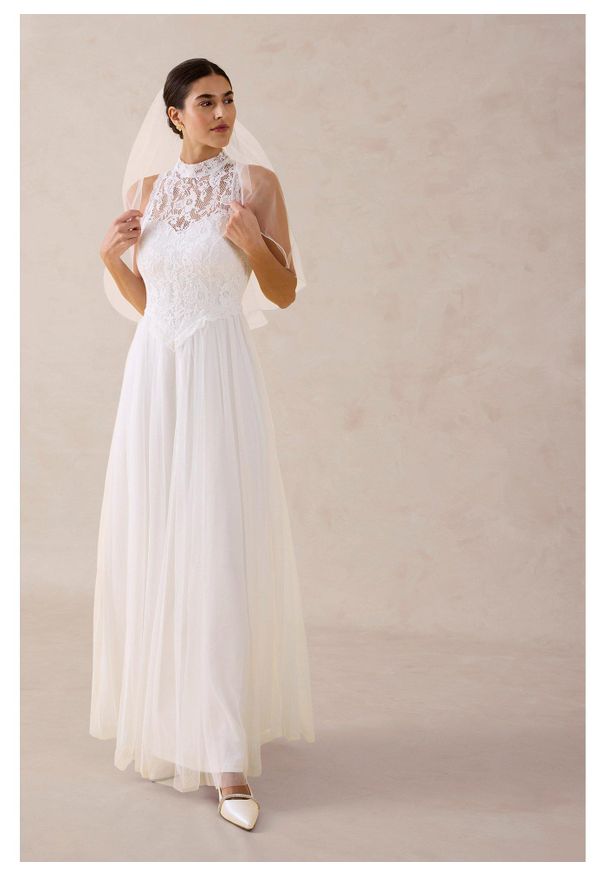 bonprix - Sukienka ślubna z tiulu z koronką. Okazja: na ślub cywilny, na wesele. Typ kołnierza: dekolt gorset, kołnierzyk stójkowy. Kolor: biały. Materiał: tiul, koronka. Wzór: koronka. Typ sukienki: gorsetowe