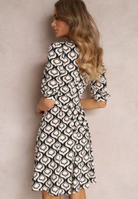 Renee - Czarno-Beżowa Sukienka Mini w Mozaikowy Wzór z Bufiastymi Rękawami Sabreena. Kolor: beżowy. Typ sukienki: kopertowe. Długość: mini #4