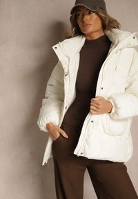 Renee - Biała Puchowa Kurtka Oversize z Pikowanymi Przeszyciami i Kapturem Galeana. Okazja: na co dzień. Kolor: biały. Materiał: puch. Sezon: zima. Styl: elegancki, casual #3