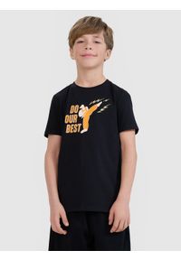 4f - 4F T-shirt regular z nadrukiem chłopięcy - czarny 140 (9-10 lat). Okazja: na co dzień. Kolor: czarny. Materiał: dzianina, bawełna, jersey. Długość rękawa: krótki rękaw. Długość: krótkie. Wzór: nadruk. Sezon: lato. Styl: klasyczny, sportowy, casual
