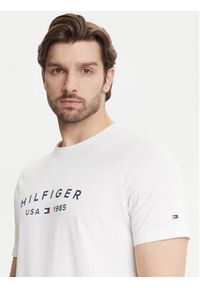 TOMMY HILFIGER - Tommy Hilfiger T-Shirt Fathers Day MW0MW39356 Biały Regular Fit. Kolor: biały. Materiał: bawełna