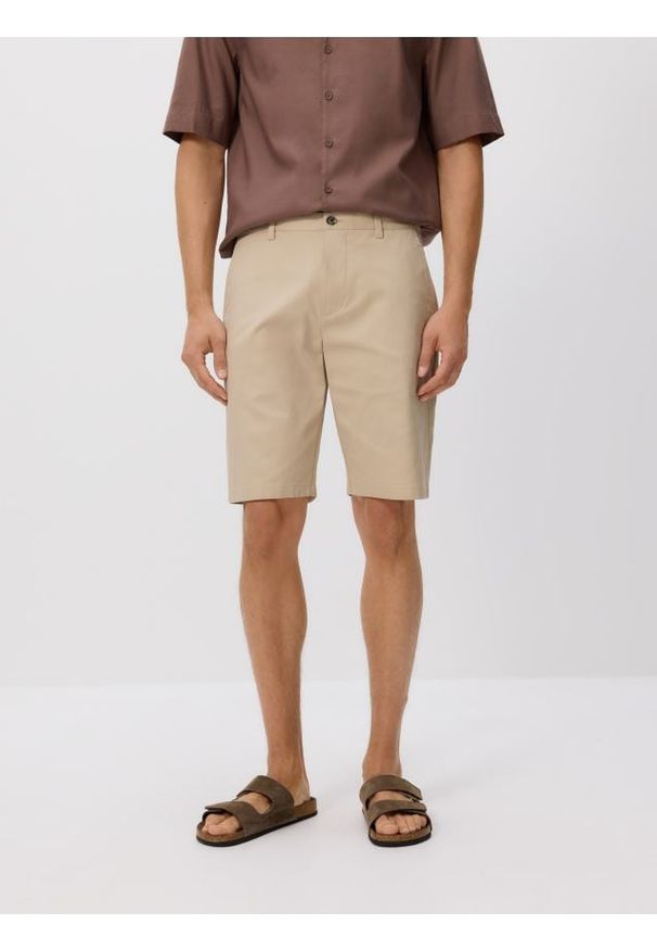 Reserved - Szorty chino regular fit - beżowy. Kolor: beżowy. Materiał: tkanina, bawełna