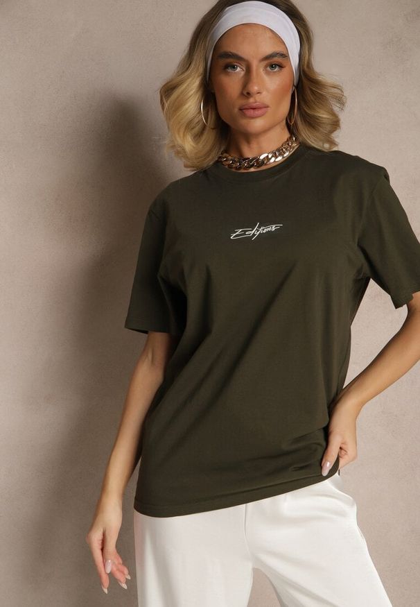 Renee - Ciemnozielona Bawełniana Koszulka T-shirt z Małym Napisem Lanivelle. Okazja: na co dzień. Kolor: zielony. Materiał: bawełna. Wzór: napisy. Styl: klasyczny, elegancki, casual