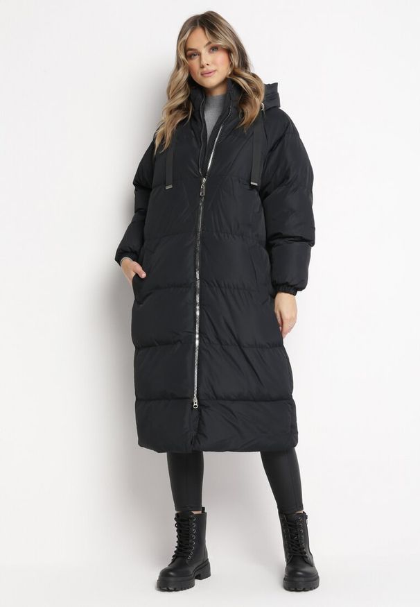 Born2be - Czarna Długa Kurtka Pikowana Płaszcz na Zamek z Kapturem Lesea. Okazja: na co dzień. Typ kołnierza: kaptur. Kolor: czarny. Materiał: dzianina, jeans. Długość: długie. Styl: casual, elegancki