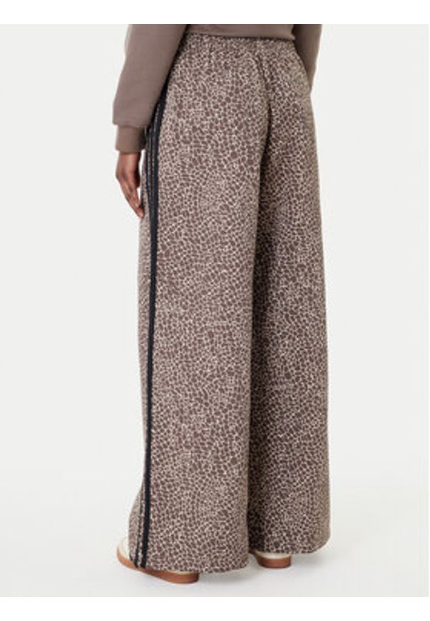 Adidas - adidas Jeansy Firebird Aop KD8811 Brązowy Loose Fit. Kolor: brązowy