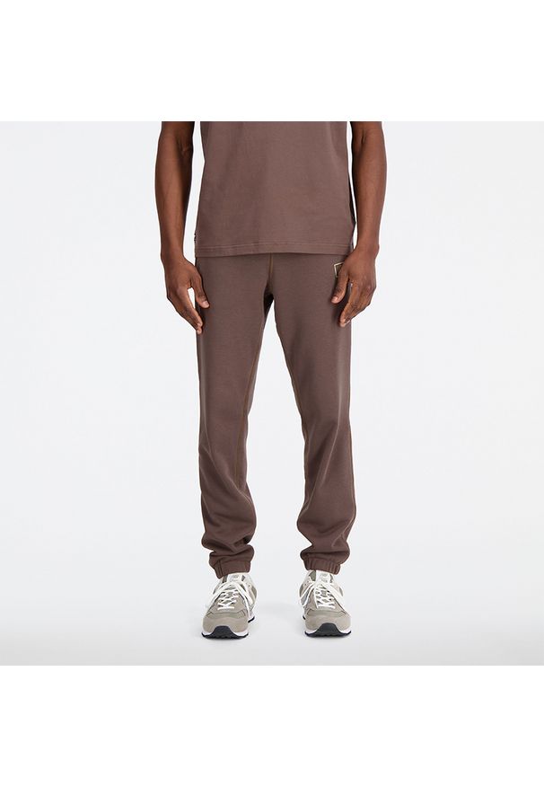 Spodnie męskie New Balance MP33509DUO – brązowe. Kolor: brązowy. Materiał: materiał, bawełna, dresówka
