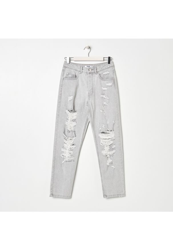 Sinsay - Mom jeans z przetarciami ECO AWARE - Jasny szary. Kolor: szary
