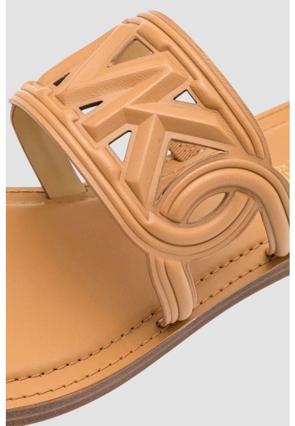 Michael Kors - MICHAEL KORS Brązowe klapki Alma Flat Sandal. Kolor: brązowy